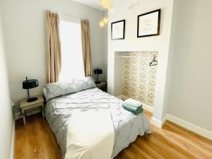 1 dormitorio con cama y ventana. en Calla's place, en Derry Londonderry