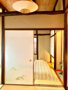Een bed of bedden in een kamer bij Kyomachiya Amanogawa - Vacation STAY 69288v
