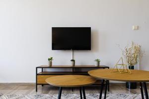 TV a/nebo společenská místnost v ubytování Almyros Aktis seaview apartment