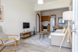 Il comprend un salon avec un canapé et une cuisine. dans l'établissement Almyros Aktis seaview apartment, à Kalamata