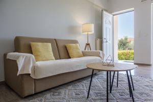 Posezení v ubytování Almyros Aktis seaview apartment