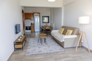 Kuchyň nebo kuchyňský kout v ubytování Almyros Aktis seaview apartment
