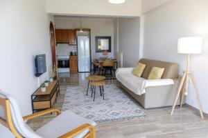 Kuchyň nebo kuchyňský kout v ubytování Almyros Aktis seaview apartment