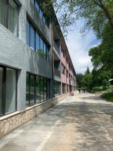 um passeio vazio em frente a um edifício em Mountain Resort Gantiadi em Borjomi