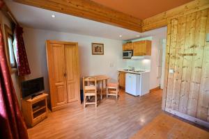 Dapur atau dapur kecil di Bright Studio With Balcony