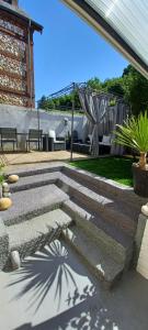 una serie di gradini di cemento che conducono a un patio di La maison d hôte d emmanuelle a Saint-Antoine-la-Forêt