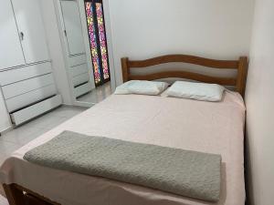 een slaapkamer met een bed en een glas-in-loodraam bij Flat 419 - Winterville-Gravatá in Gravatá