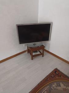 Televízia a/alebo spoločenská miestnosť v ubytovaní appartement avec balcon