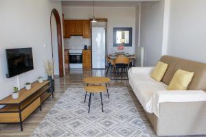 Posezení v ubytování Almyros Aktis seaview apartment