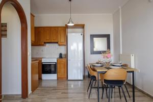 Kuchyň nebo kuchyňský kout v ubytování Almyros Aktis seaview apartment