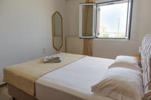 Postel nebo postele na pokoji v ubytování Almyros Aktis seaview apartment
