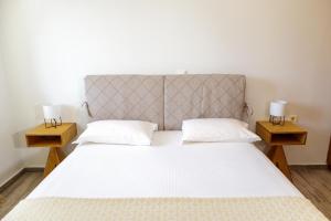 Postel nebo postele na pokoji v ubytování Almyros Aktis seaview apartment