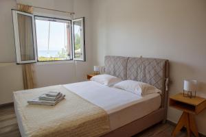 Postel nebo postele na pokoji v ubytování Almyros Aktis seaview apartment