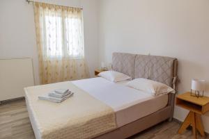 Postel nebo postele na pokoji v ubytování Almyros Aktis seaview apartment