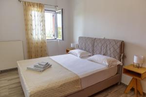 Postel nebo postele na pokoji v ubytování Almyros Aktis seaview apartment