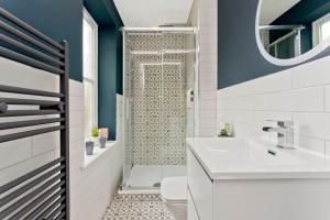Ванна кімната в Modern City Centre 2 Bedroom 2 Bathroom Apartments, Main Door Ground with Private Parking