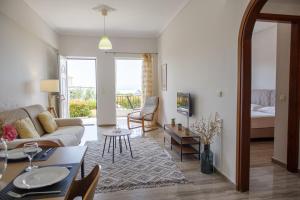 - un salon avec un canapé et une table dans l'établissement Almyros Aktis seaview apartment, à Kalamata