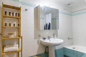 Koupelna v ubytování Almyros Aktis seaview apartment