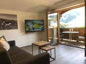 ヴェステンドルフにあるApartment Anitaのソファとテーブルのあるリビングルーム