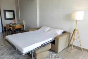 Postel nebo postele na pokoji v ubytování Almyros Aktis seaview apartment