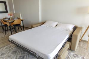 Postel nebo postele na pokoji v ubytování Almyros Aktis seaview apartment