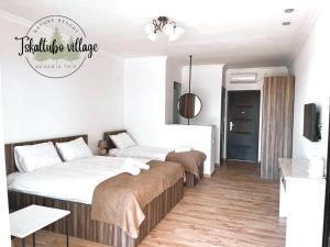Postel nebo postele na pokoji v ubytování Tskaltubo village - nature resort