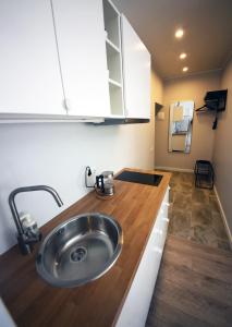 Ett kök eller pentry på Comfortable design apartment on Vilanu