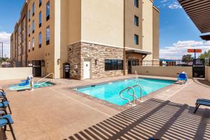 une piscine en face d'un bâtiment dans l'établissement Comfort Suites St George - University Area, à Saint George