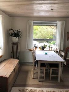 uma sala de jantar com uma mesa e uma janela em Maren's apartment on Randbøl Heath em Randbøl