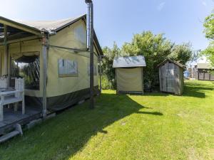 カラントスウオーフにあるWonderful Beach lodge for 8 people near beach sea and the village of Callantsoogの庭の小屋とテント