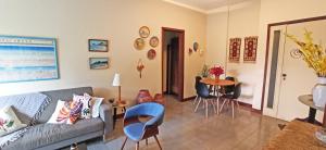 - un salon avec un canapé, des chaises et une table dans l'établissement Apto Ocean Drive - Praia da Barra, à Rio de Janeiro