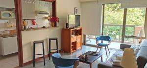 - un salon avec un canapé, une table et des chaises dans l'établissement Apto Ocean Drive - Praia da Barra, à Rio de Janeiro