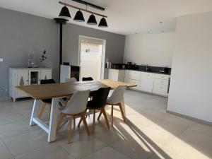 cocina con mesa de madera y sillas en Villa provençale avec piscine, en Saint-Andiol