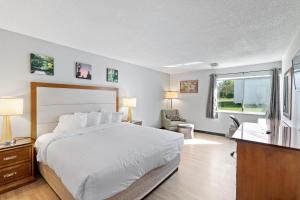 Säng eller sängar i ett rum på Days Inn by Wyndham Erie