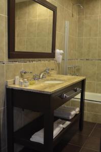 A bathroom at Fuente Mayor Hotel & Casino