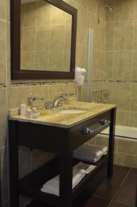 a bathroom with a sink and a mirror at Fuente Mayor Hotel & Casino in Vista Flores