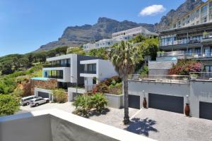 un edificio de apartamentos con vistas a las montañas en Sea Mount, en Ciudad del Cabo