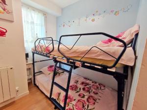 Posteľ alebo postele v izbe v ubytovaní Au doux refuge, charmant T2 bis, parking gratuit, proche thermes, 6 personnes
