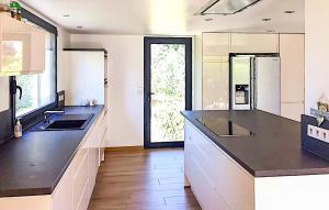 Η κουζίνα ή μικρή κουζίνα στο 3 Bedroom Gorgeous Home In Giens