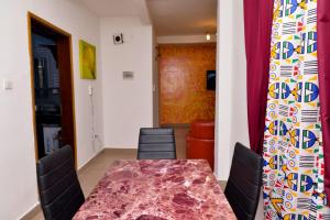 uma sala de jantar com mesa e cadeiras em Studio lumineux em Douala