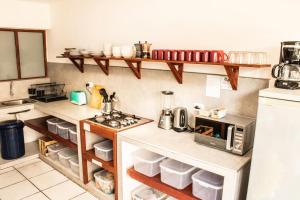 Kuchyň nebo kuchyňský kout v ubytování ATMA Hostel & Yoga