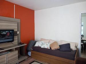 sala de estar con sofá y TV en Casa de Praia Armacao de Itapocoroi 261 - Próximo ao Parque Beto Carrero World, en Penha