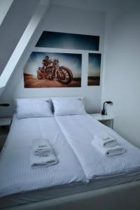 Biker - Victoria Residence by OneApartments tesisinde bir odada yatak veya yataklar