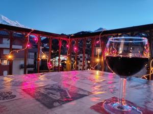 サン・ジェルヴェ・レ・バンにあるLe Grand Panorama (Apt. 410)のワイン1杯