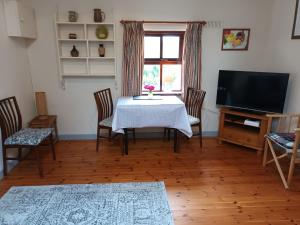 TV a/nebo společenská místnost v ubytování Sea view 1-Bed Cottage with private garden