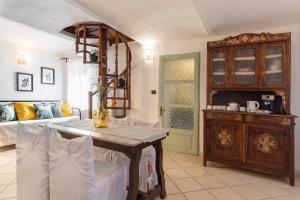 Caprie的住宿－B&B 503 di Alessio e Orsola，客厅配有桌子和沙发