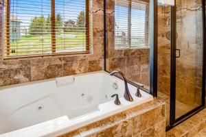 ein großes Badezimmer mit Badewanne und Dusche in der Unterkunft Hilltop Hideaway in Garden City + 27 Fotos