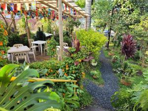 a garden with a table and a bunch of plants at Hostal Bremen in Filandia