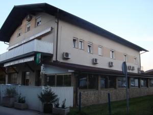 un grande edificio con finestre e un cartello stradale di Guesthouse Koprivec a Lubiana