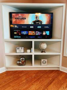 Μια τηλεόραση ή/και κέντρο ψυχαγωγίας στο 3 Story Lake House Near Historic Downtown